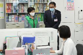 Tokyo Governor Koike inspects a medical facility responding to the new corona.